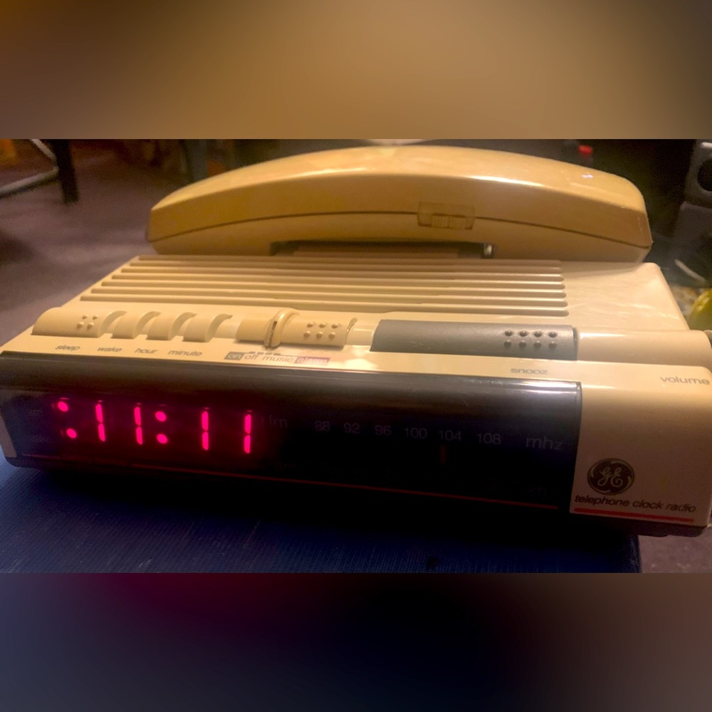 Vintage 1970s-80s GE telephone/clock radio *rare item, EUC pre-owned, works!